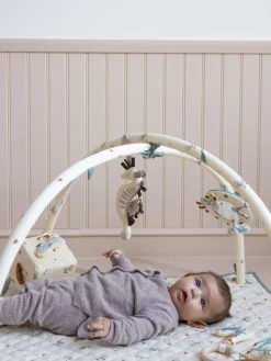 Mantas Y Alfombras De Juego|Decoración Infantil></noscript>Cam Cam Copenhagen Manta de juegos con arco de actividades Bicycles