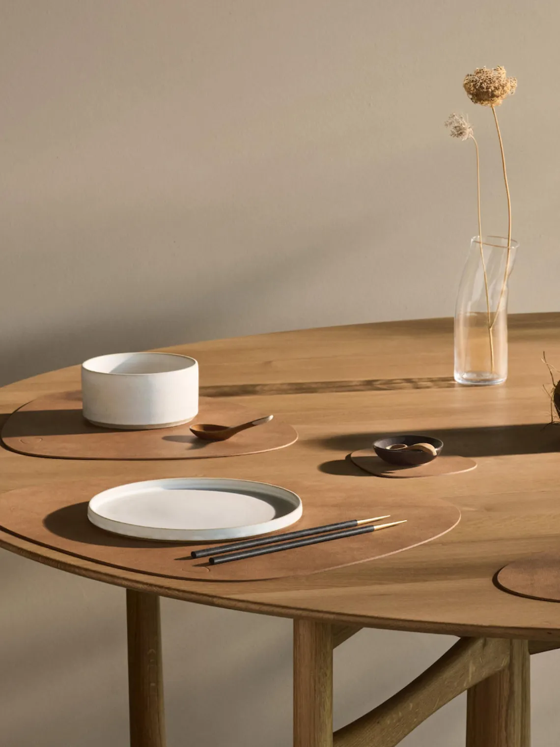 Manteles Individuales|Vajillas Completas>Lind DNA Manteles individuales asimétricos de cuero Curve, 4 uds. Marrón claro