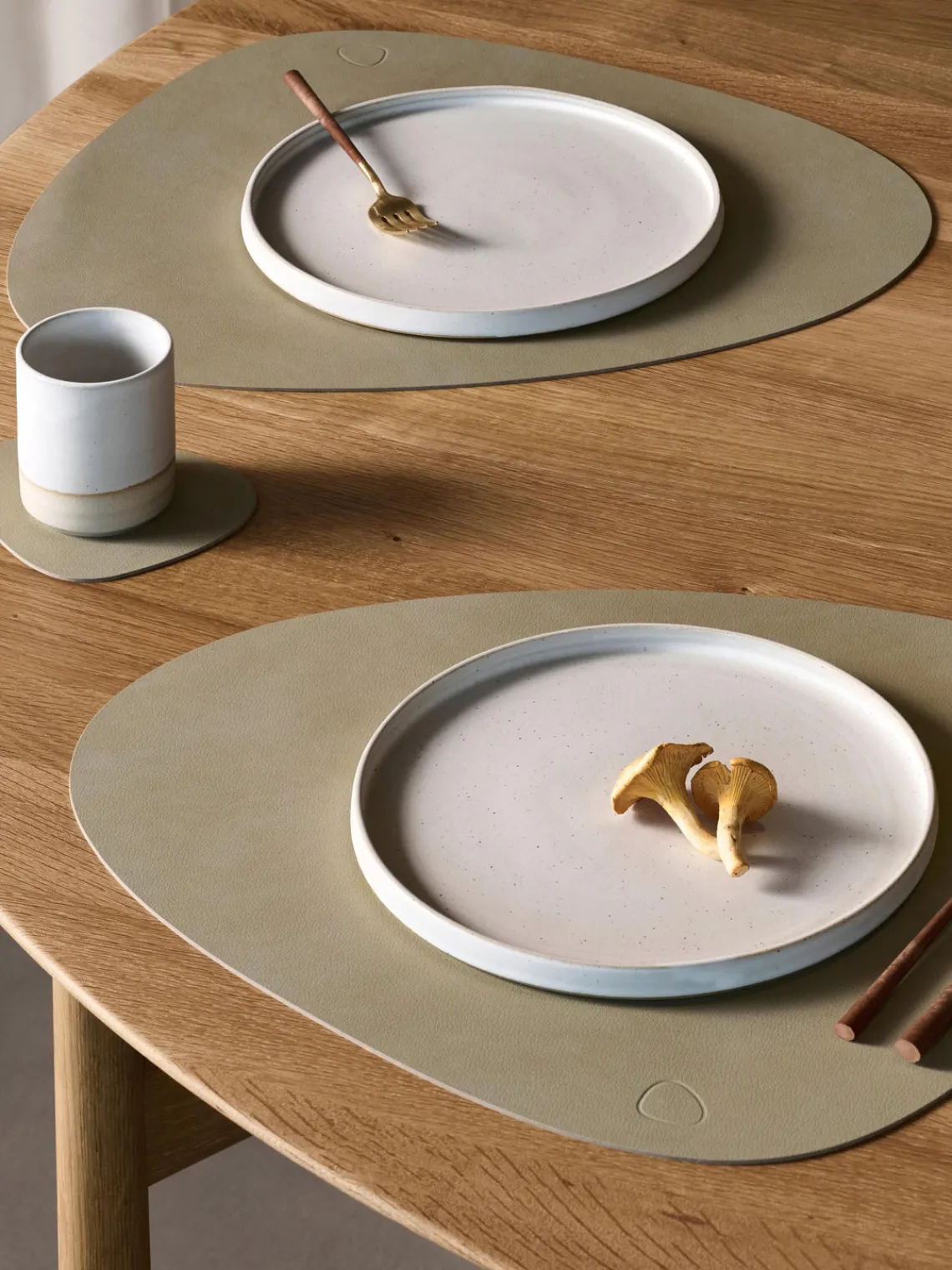 Manteles Individuales|Vajillas Completas>Lind DNA Manteles individuales asimétricos de cuero Curve, 4 uds. Greige