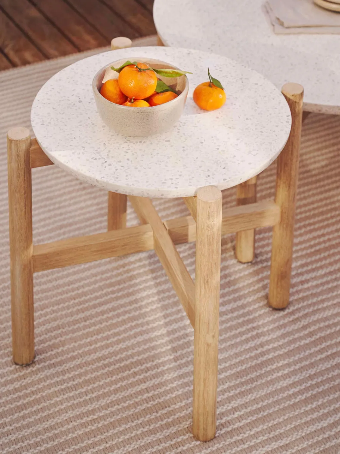 Hot Mesa auxiliar de jardín redonda de terrazo y madera de eucalipto Pola Mesas Auxiliares De Jardín|Mesas Auxiliares De JardíN