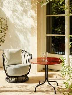 Mesas De Comedor|Mesas De Comedor>GUBI Mesa de comedor bistro redonda con tablero de cerámica Carmel, Ø 75 x 73 cm Rojo óxido, negro