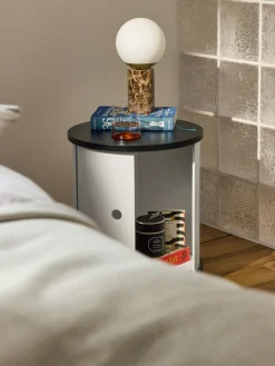 New Mesilla de noche con puerta corredera Svea Mesitas De Noche|Mesitas De Noche