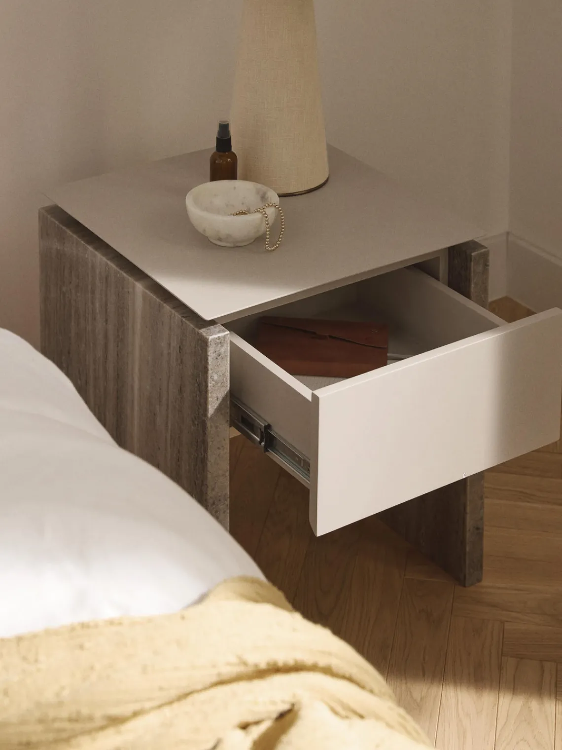 Hot Mesilla de noche de mármol y metal Bruce Mesitas De Noche|Mesitas De Noche