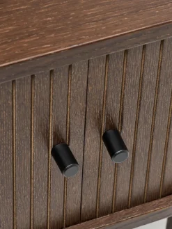 Mesitas De Noche|Mesitas De Noche></noscript>Westwing Collection Mesita de noche con frente acanalado Calary Madera de roble lacada en marrón oscuro