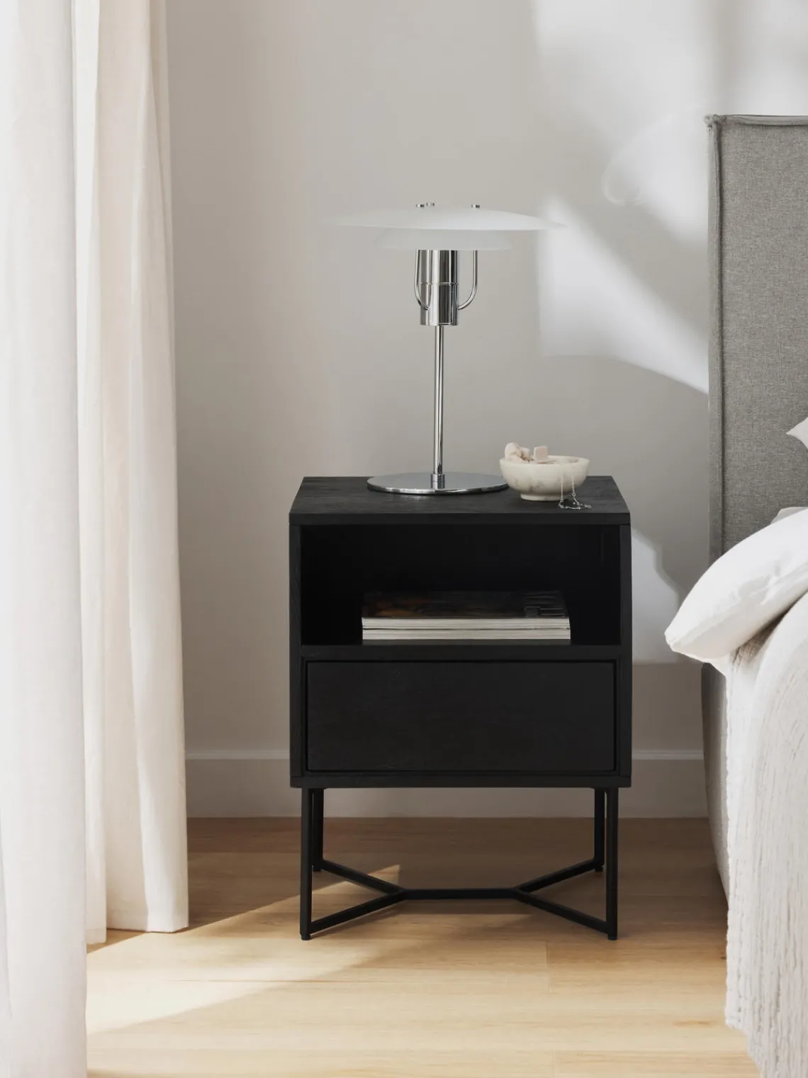 Mesitas De Noche|Mesitas De Noche>Westwing Collection Mesita de noche de madera de mango con cajón Luca Madera de mango, negro pintado