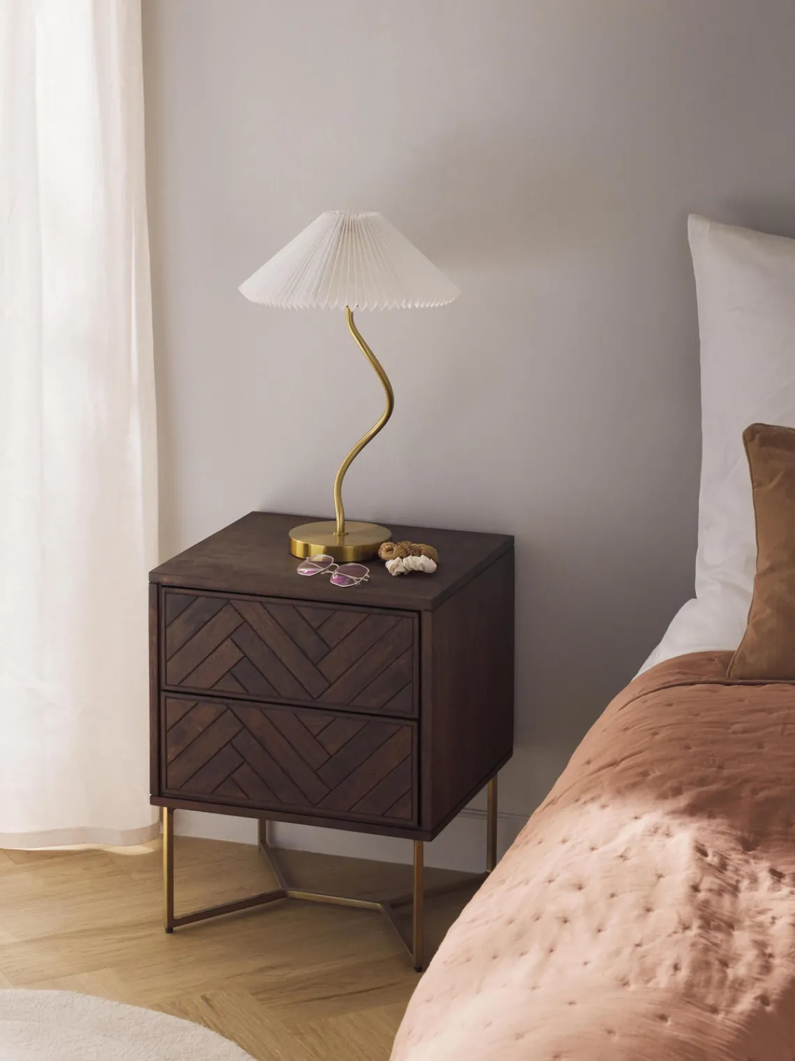 Mesitas De Noche|Mesitas De Noche>Westwing Collection Mesita de noche de madera de mango con diseño espiga Luca Madera de mango, dorado