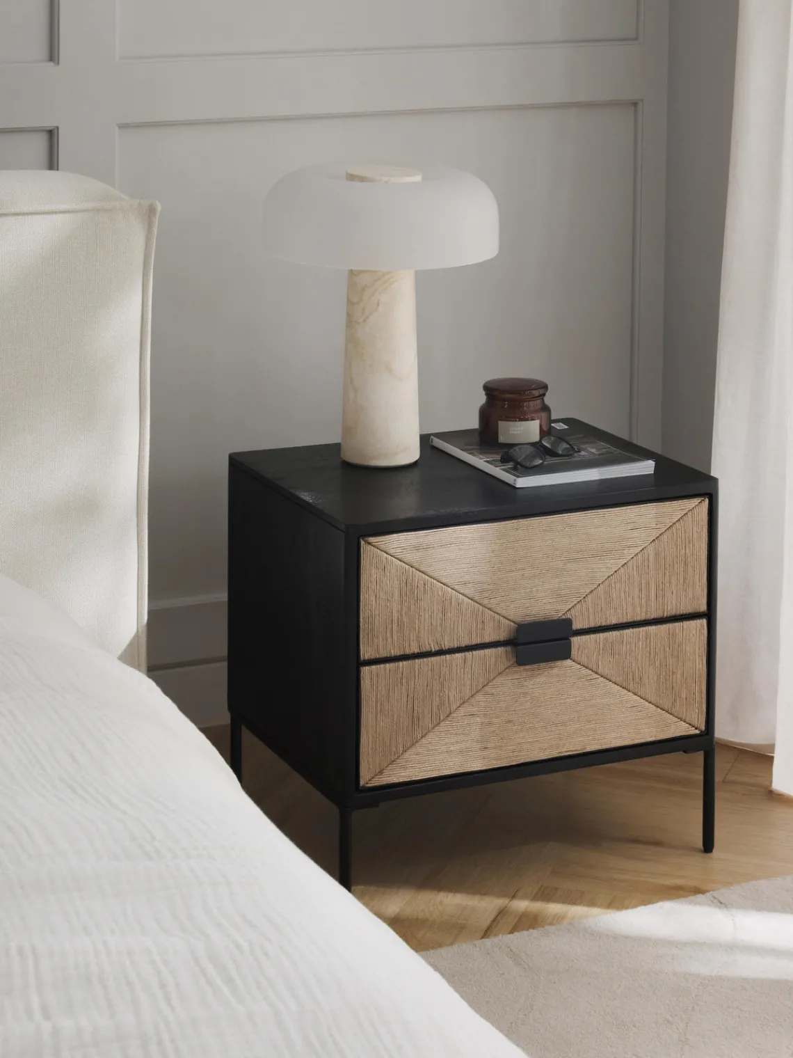 Hot Mesita de noche de madera de mango June, con cajones Mesitas De Noche|Mesitas De Noche