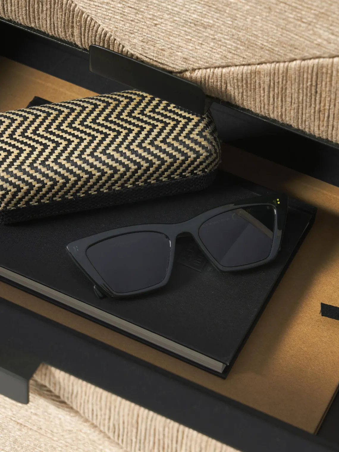 Hot Mesita de noche de madera de mango June, con cajones Mesitas De Noche|Mesitas De Noche