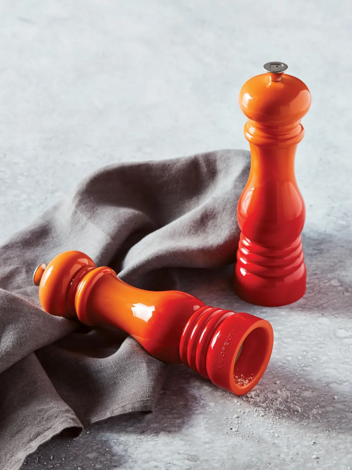 Molinillos De Especias|Molinillos De Especias>LE CREUSET Molinillo de sal con mecanismo de cerámica Creuset Tonos narajas brillantes, plateado