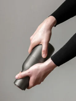 Molinillos De Especias|Molinillos De Especias></noscript>Audo Copenhagen Molinillos de sal y pimienta con tapón de madera de nogal Bottle Grinders, 2 uds. Gris antracita, madera de nogal