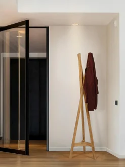 Perchero de madera de roble Clift Percheros De Pie|Percheros De Pie