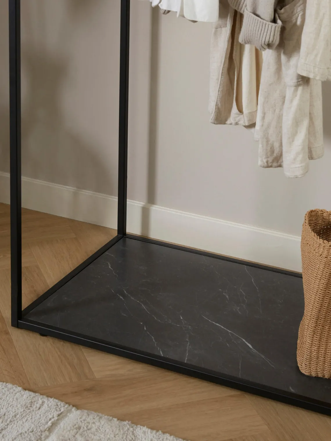 Percheros De Pie|Percheros De Pie>Westwing Collection Perchero en look mármol Pacey Aspecto mármol negro