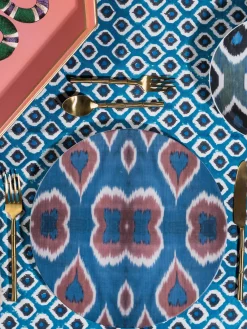 Platos Llanos|Vajillas Completas>Les Ottomans Plato llano artesanal de porcelana Ikat Azul, rojo óxido, blanco