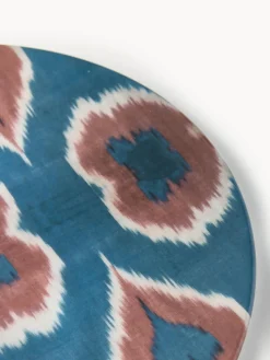 Platos Llanos|Vajillas Completas></noscript>Les Ottomans Plato llano artesanal de porcelana Ikat Azul, rojo óxido, blanco