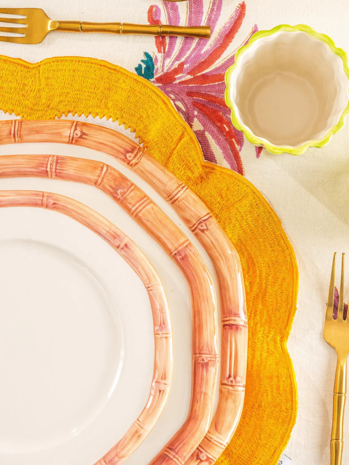 Platos Llanos|Vajillas Completas>Les Ottomans Plato llano pintado a mano Bamboo Blanco, melocotón