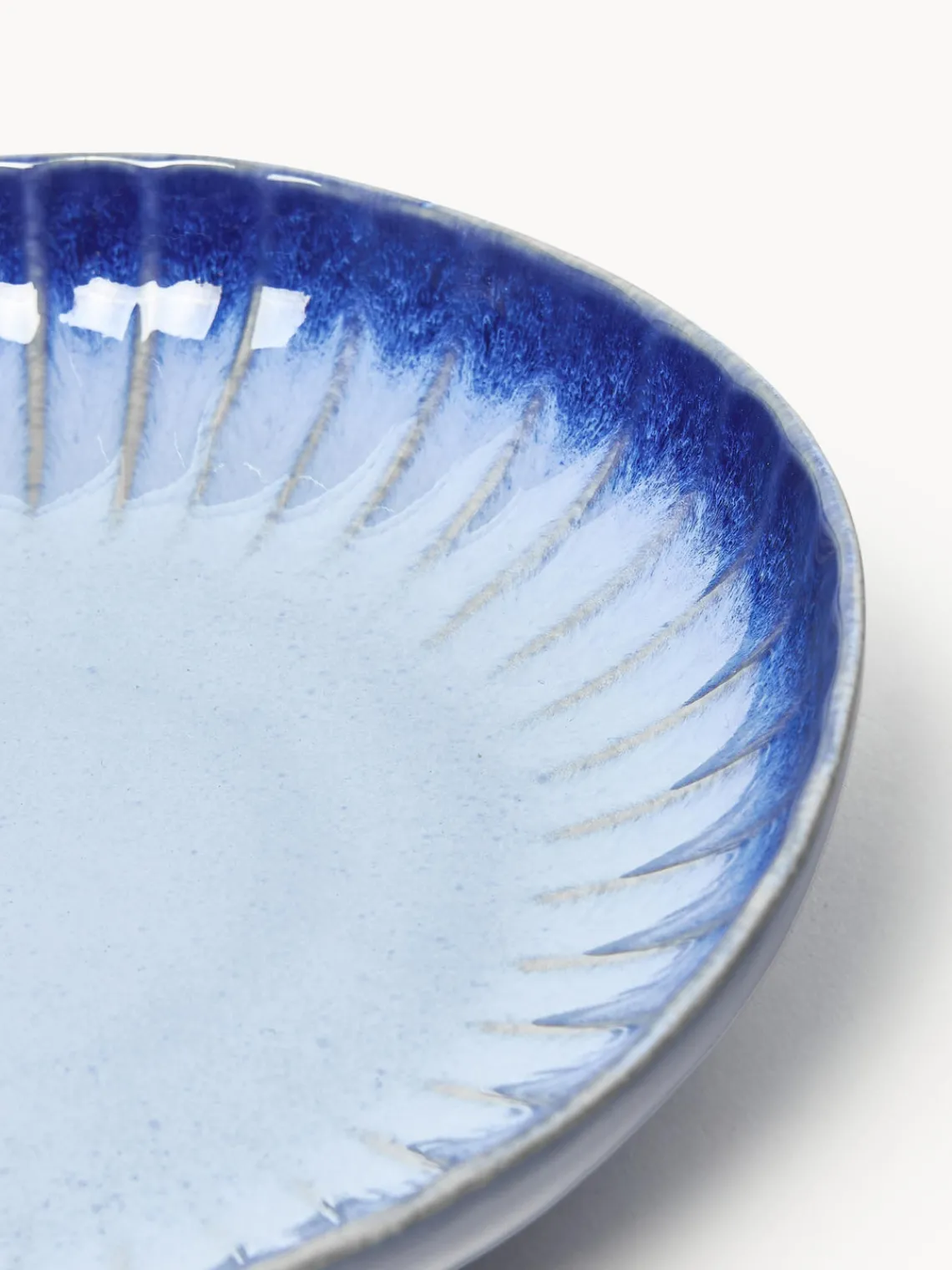 Platos Hondos|Vajillas Completas>Westwing Collection Platos hondos artesanales con esmalte reactivo Vinci, 4 uds. Azul real y azul claro con gradiente de color