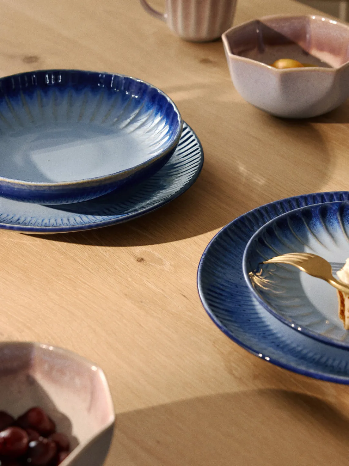 Platos Hondos|Vajillas Completas>Westwing Collection Platos hondos artesanales con esmalte reactivo Vinci, 4 uds. Azul real y azul claro con gradiente de color