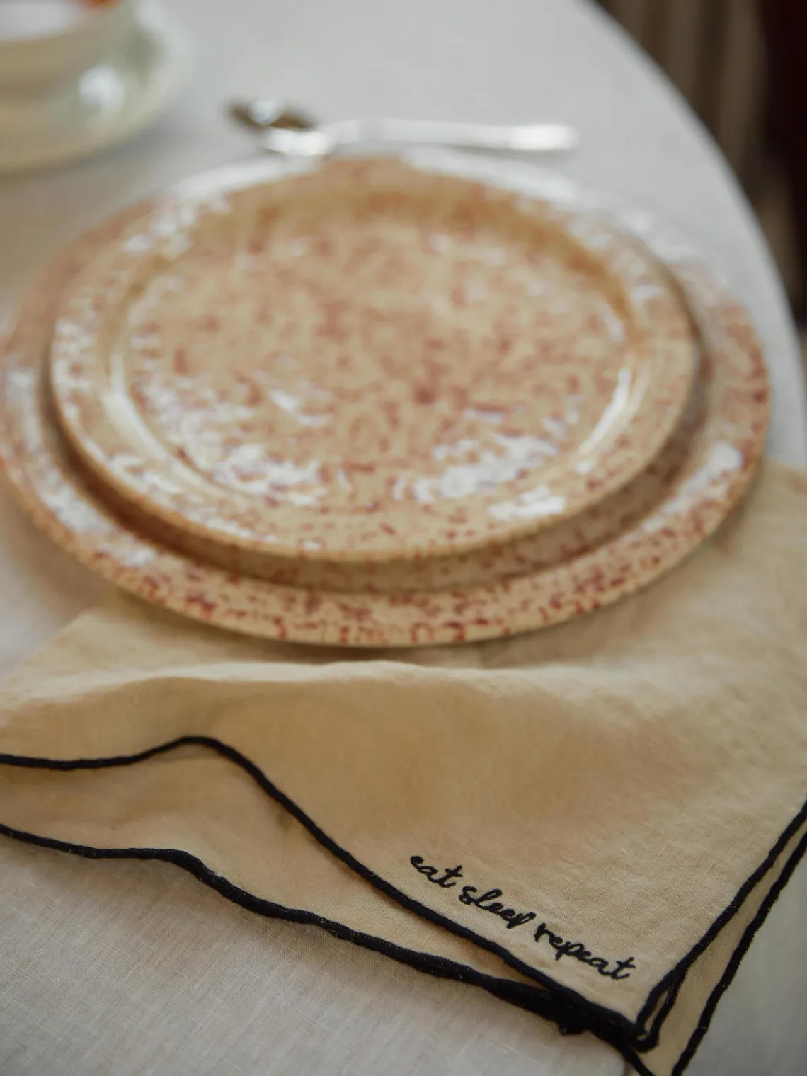 Platos Llanos|Vajillas Completas>Westwing Collection Platos llanos artesanales Bernardo, 4 uds. Beige claro, rojo vino