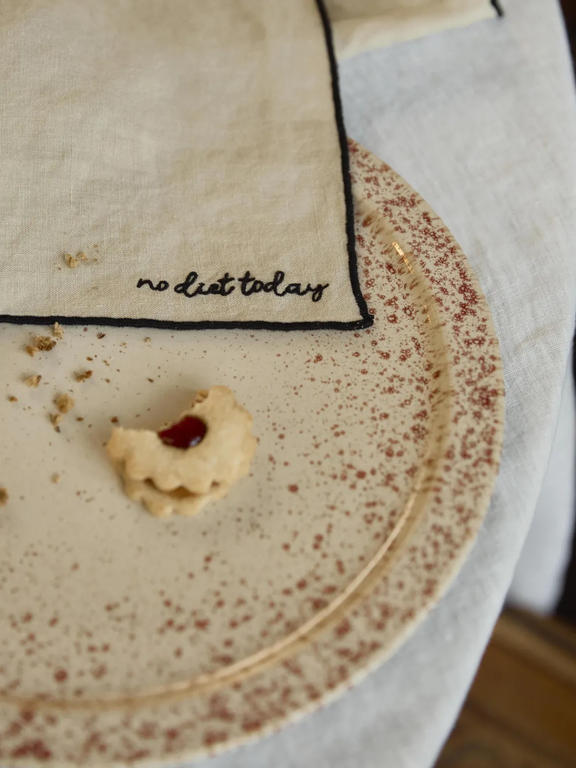 Platos Llanos|Vajillas Completas>Westwing Collection Platos llanos artesanales Bernardo, 4 uds. Beige claro, rojo vino