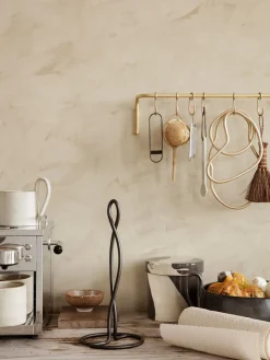 Almacenaje De Cocina>Ferm Living Portarrollos artesanal de metal Curvature Negro