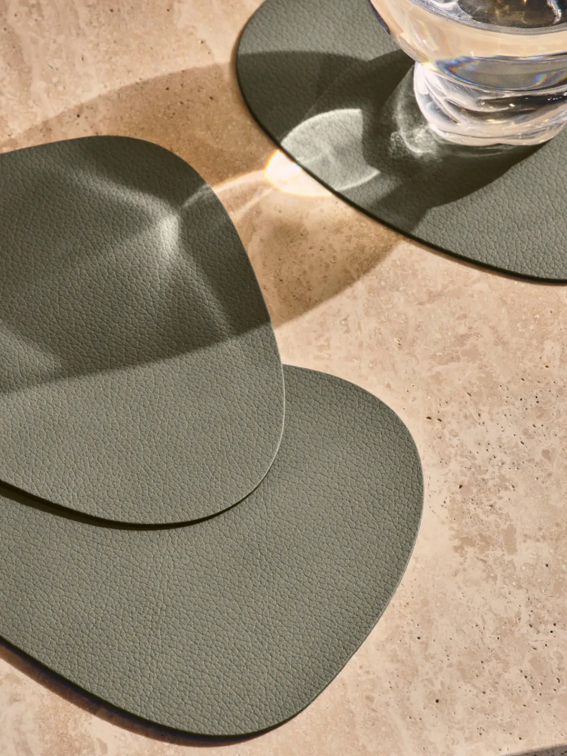 Posavasos asimétricos de cuero Curve, 4 uds. Posavasos|Vajillas Completas