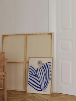 Póster Blue Stripe At Concorde by Sofia Lind x The Poster Club Pósters|Jarrones