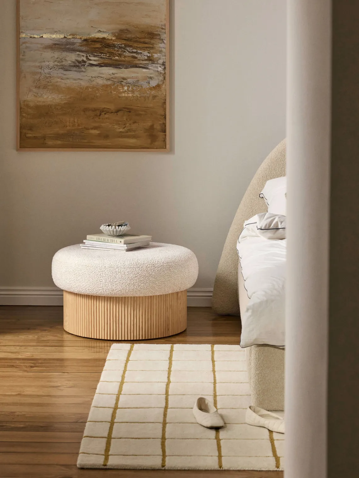 Pufs Y Otomanos|Pufs Y Otomanos>Westwing Collection Puf grande tapizado en borreguillo bouclé con espacio de almacenamiento Nala Tejido borreguillo bouclé blanco Off White, madera de fresno clara