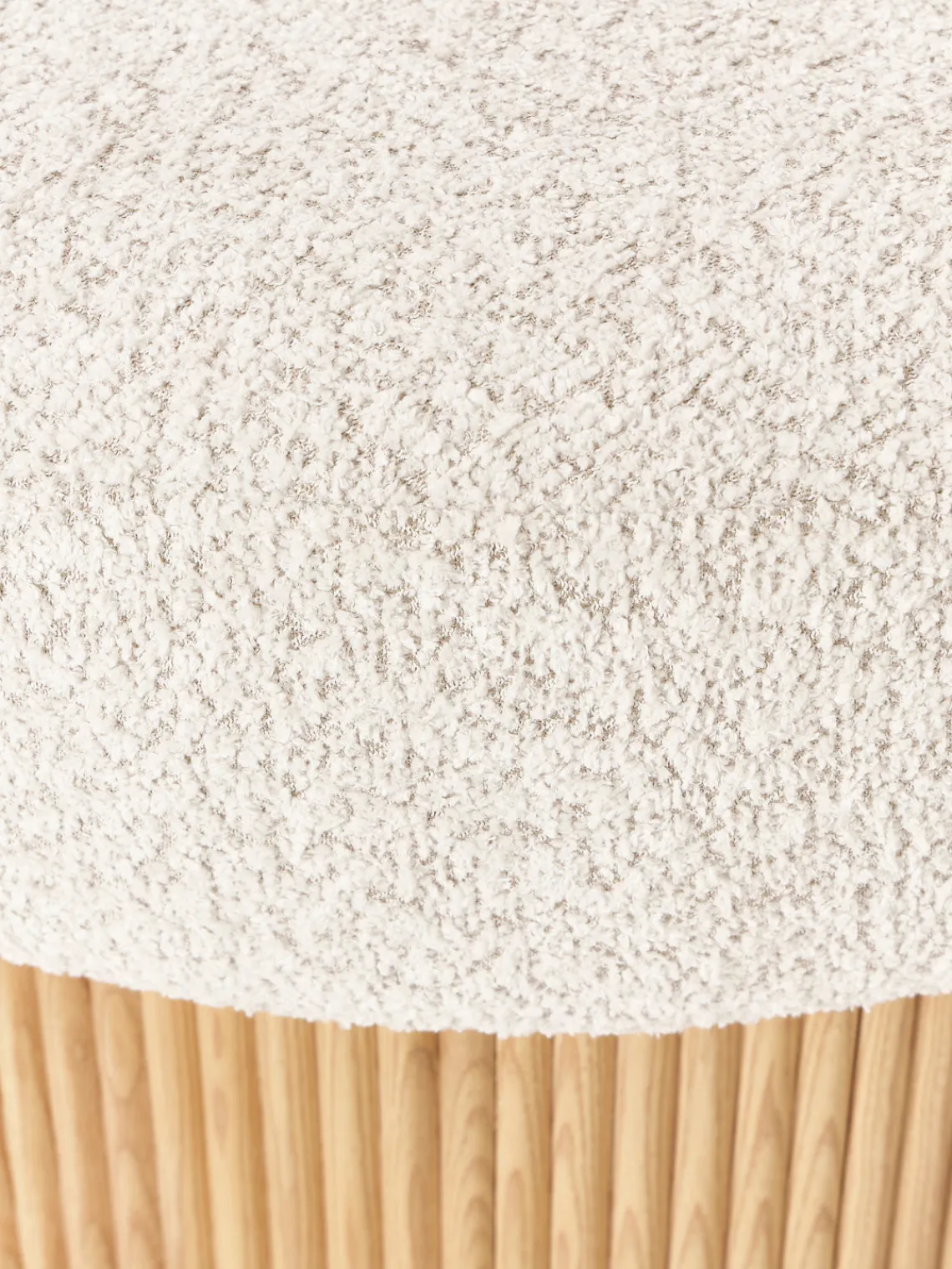 Pufs Y Otomanos|Pufs Y Otomanos>Westwing Collection Puf grande tapizado en borreguillo bouclé con espacio de almacenamiento Nala Tejido borreguillo bouclé blanco Off White, madera de fresno clara