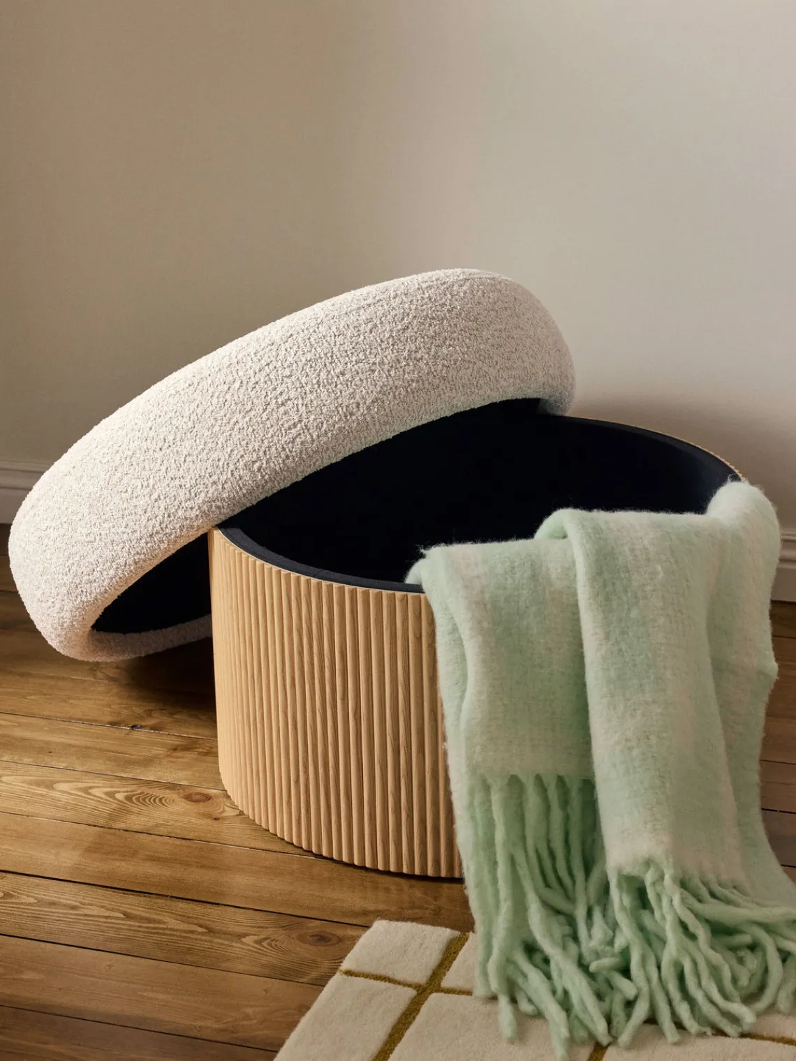 Pufs Y Otomanos|Pufs Y Otomanos>Westwing Collection Puf grande tapizado en borreguillo bouclé con espacio de almacenamiento Nala Tejido borreguillo bouclé blanco Off White, madera de fresno clara