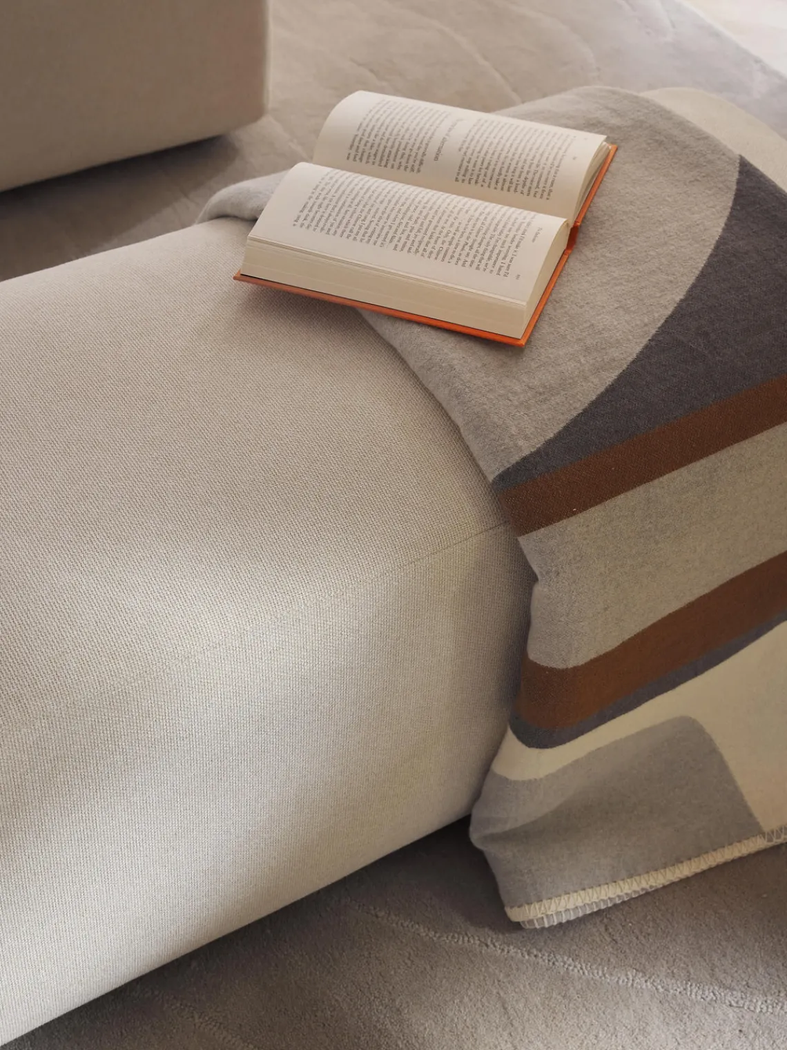 Outlet Puf reposapiés grande Melva, 116 x 42 cm Reposapiés|Sofás