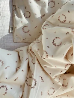 Decoración Infantil|Ropa De Cama Infantil></noscript>Kas Kopenhagen Ropa de cama infantil de satén Wreath Motivo de corona floral