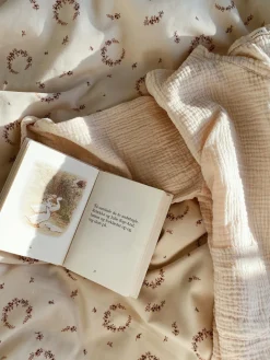 Decoración Infantil|Ropa De Cama Infantil></noscript>Kas Kopenhagen Ropa de cama infantil de satén Wreath Motivo de corona floral