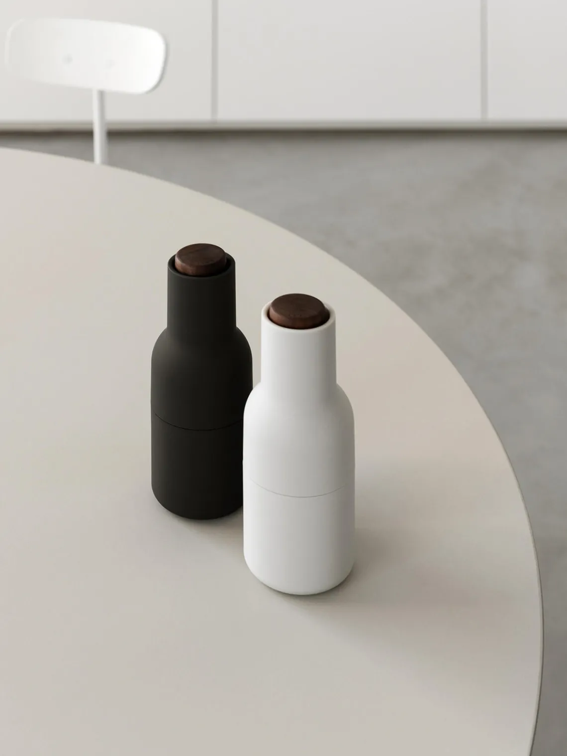 Molinillos De Especias|Molinillos De Especias>Audo Copenhagen Salero y pimentero con tapa de nogal Bottle Grinder, 2 uds. Blanco, gris oscuro, madera de nogal