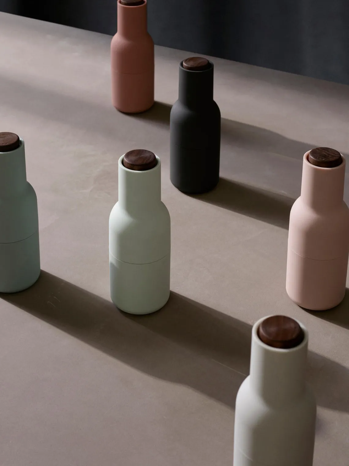 Molinillos De Especias|Molinillos De Especias>Audo Copenhagen Salero y pimentero con tapa de nogal Bottle Grinder, 2 uds. Blanco, gris oscuro, madera de nogal