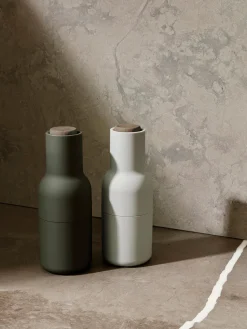 Molinillos De Especias|Molinillos De Especias>Audo Copenhagen Salero y pimentero con tapa de nogal Bottle Grinder, 2 uds. Blanco Off White, verde oliva, madera de nogal