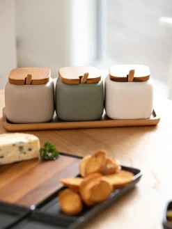 Botes De Cocina|Almacenaje De Cocina>ladelle Set de especias con bandeja de servir Essentials, 4 pzas. Greige, verde salvia, blancoOff White, madera de acacia