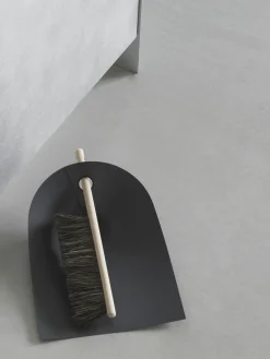 Artículos De Cocina|Utensilios De Cocina>Normann Copenhagen Set de recogedor y escoba Velto, 2 pzas. Negro
