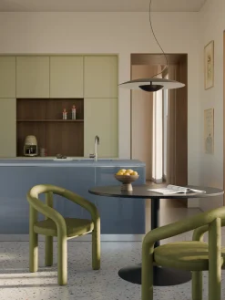 Silla con reposabrazos de terciopelo Calan Sillas