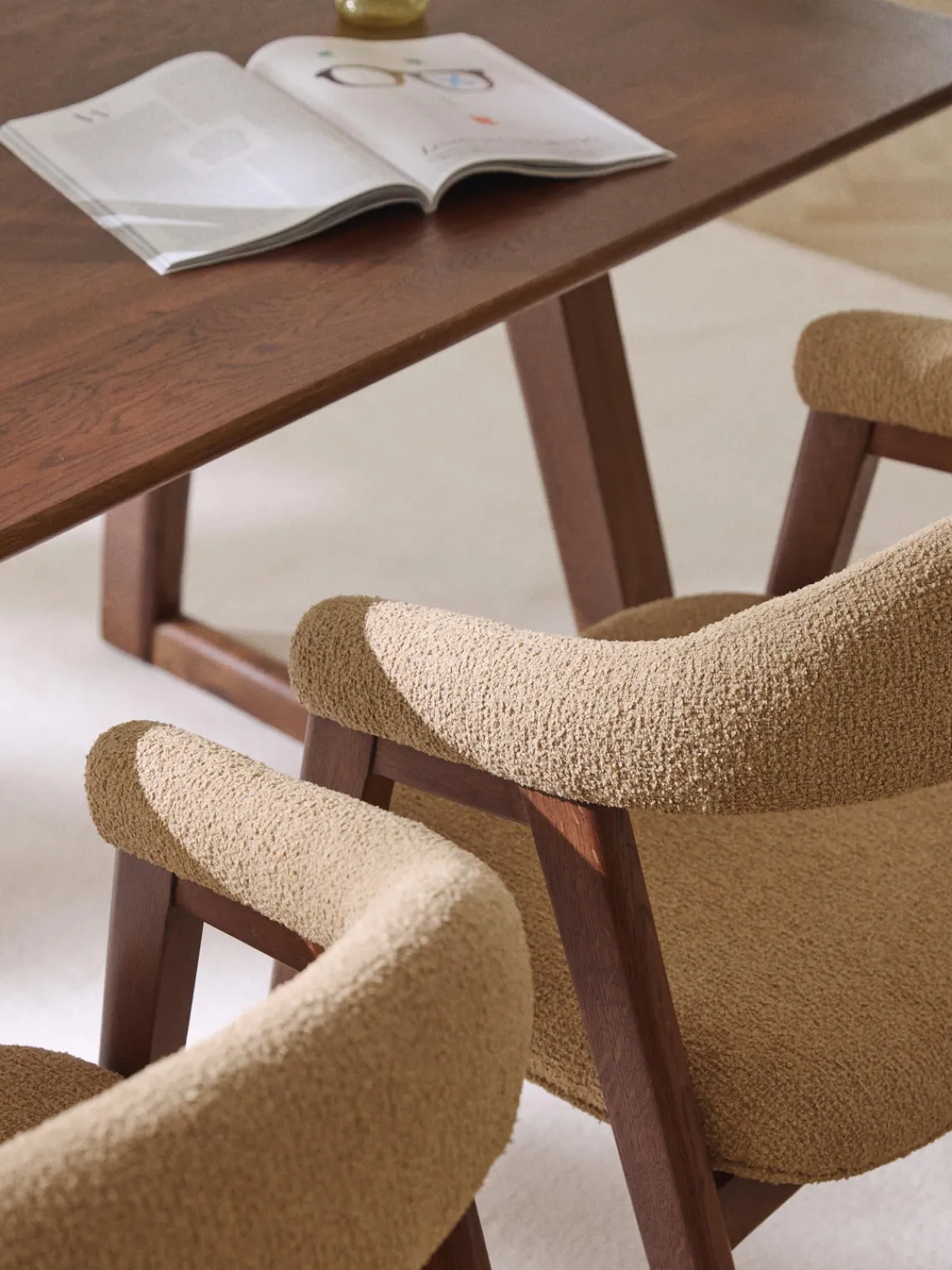Sillas Con Reposabrazos|Sillas>Westwing Collection Silla con reposabrazos tapizada en tejido bouclé Nik Bouclé beige, madera de roble barnizada en marrón oscuro