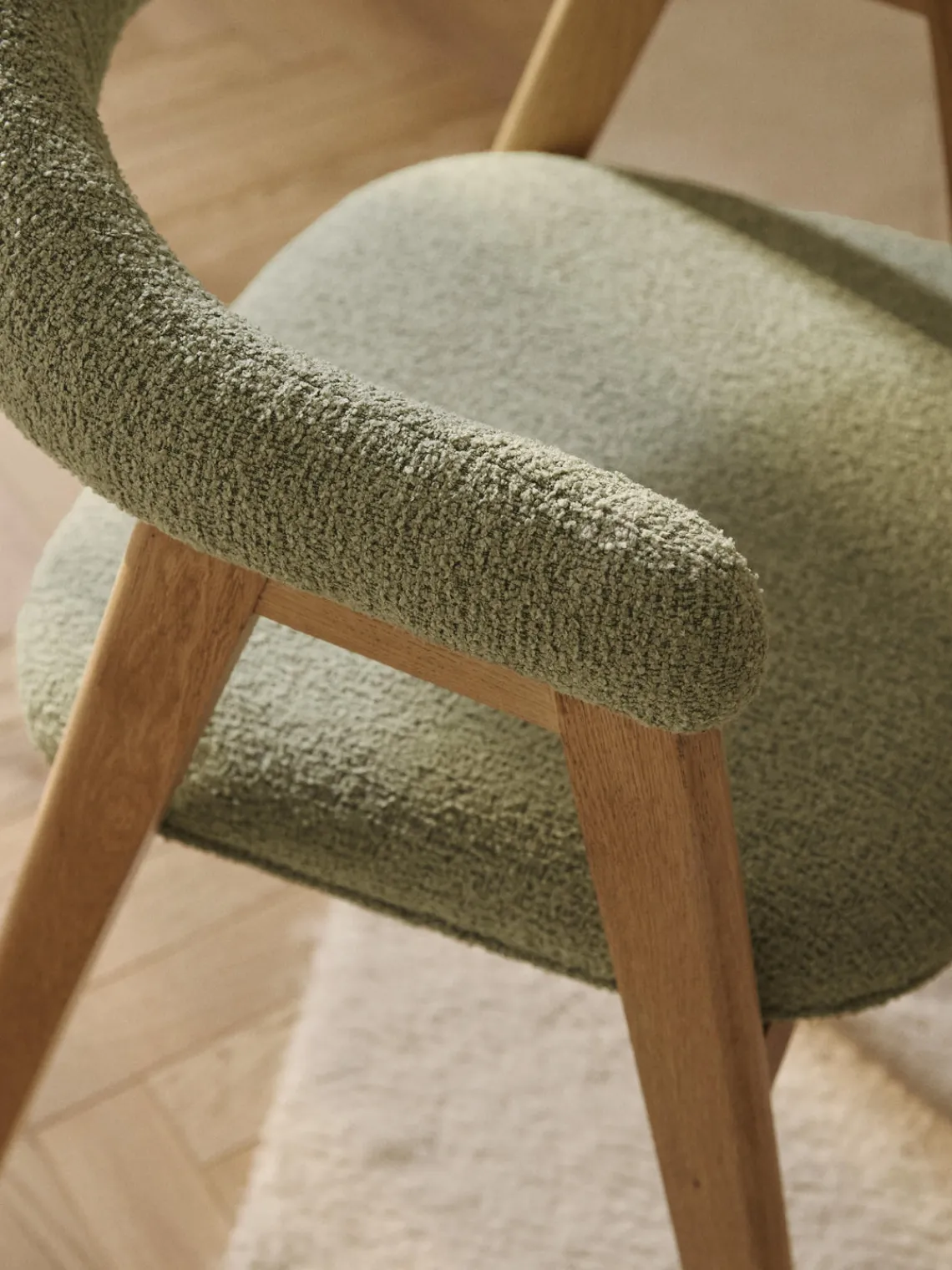 Sillas Con Reposabrazos|Sillas>Westwing Collection Silla con reposabrazos tapizada en tejido bouclé Nik Bouclé verde salvia, madera de roble barnizada