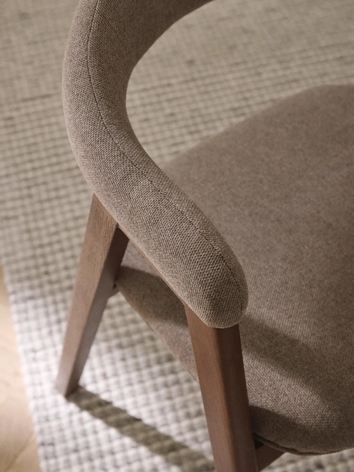 Sillas Con Reposabrazos|Sillas>Westwing Collection Silla con reposabrazos tapizada Nik Tejido taupe, madera de roble barnizada en marrón oscuro