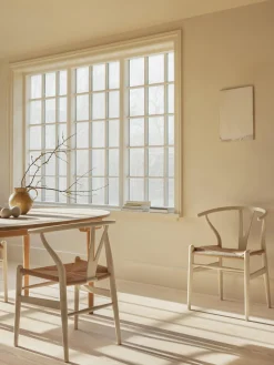 Sillas></noscript>Carl Hansen & Søn Silla de madera con asiento tejido a mano CH24 Madera de haya pintada en beige claro, beige