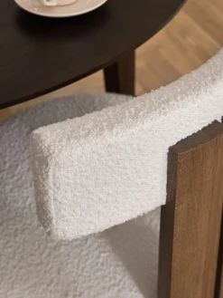 New Silla de madera con tapizado bouclé Katya Sillas