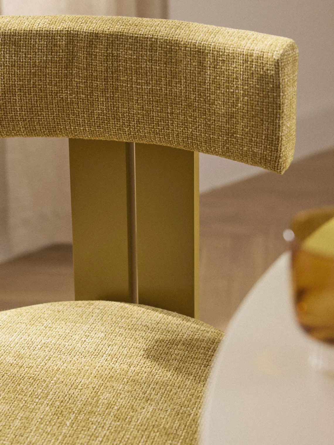 Sillas>Westwing Collection Silla de madera tapizada Katya Tejido grueso amarillo mostaza, madera de roble lacada en amarillo mostaza