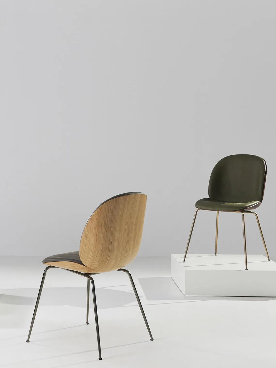 Sillas>GUBI Silla de piel sintética con asiento Beetle Cuero sintético verde oliva, madera de nogal, dorado mate