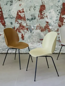 Sillas>GUBI Silla de plástico Beetle Beige, negro mate