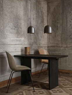 Sillas></noscript>GUBI Silla de plástico Beetle Beige, negro mate