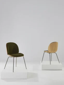 Sillas>GUBI Silla de terciopelo con asiento Beetle Terciopelo verde oliva, roble, negro brillante