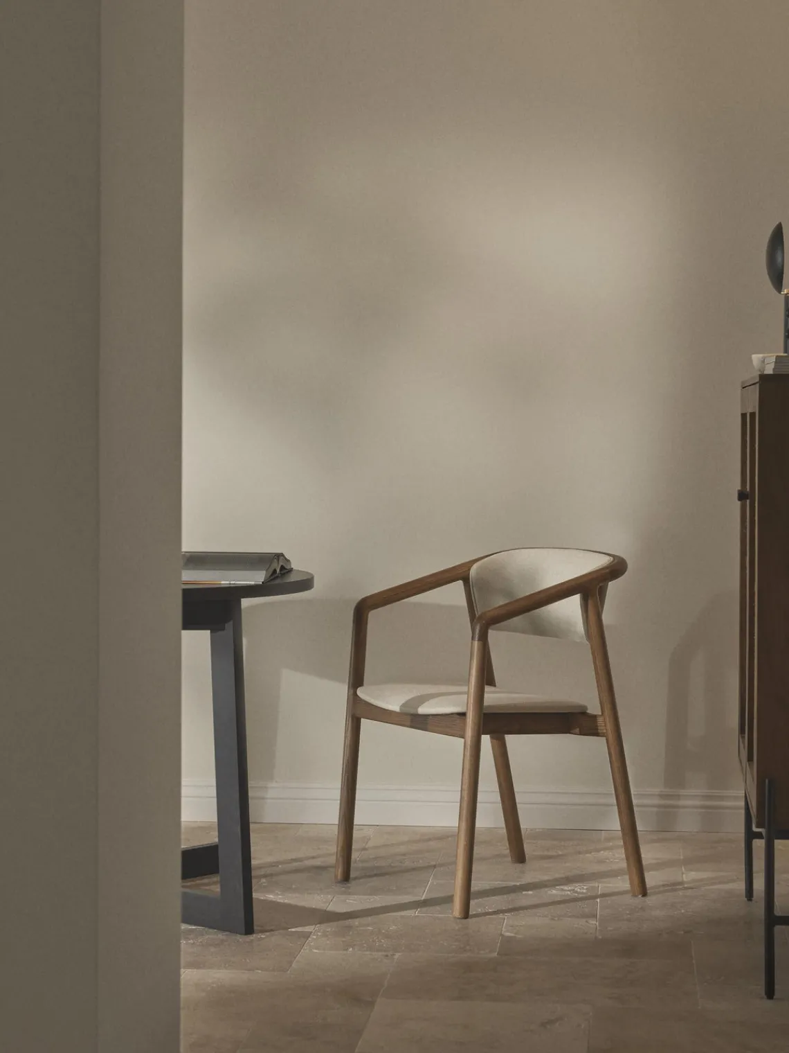 Sillas Con Reposabrazos|Sillas>Westwing Collection Silla tapizada con reposabrazos Gali Tejido blanco Off White, madera de fresno oscura