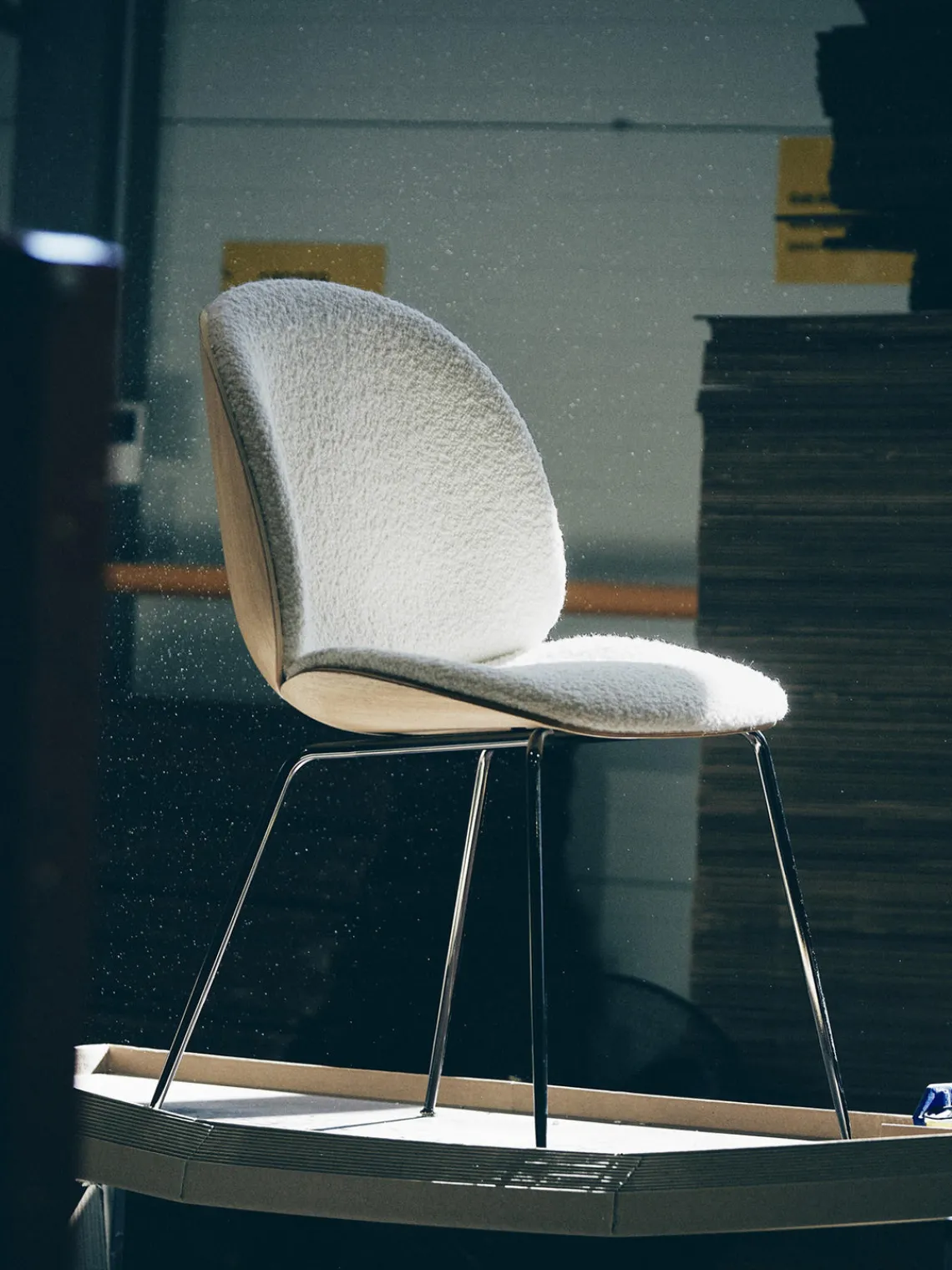 Sillas>GUBI Silla tapizada en tejido bouclé con asiento Beetle Bouclé blanco, madera de roble, negro brillante